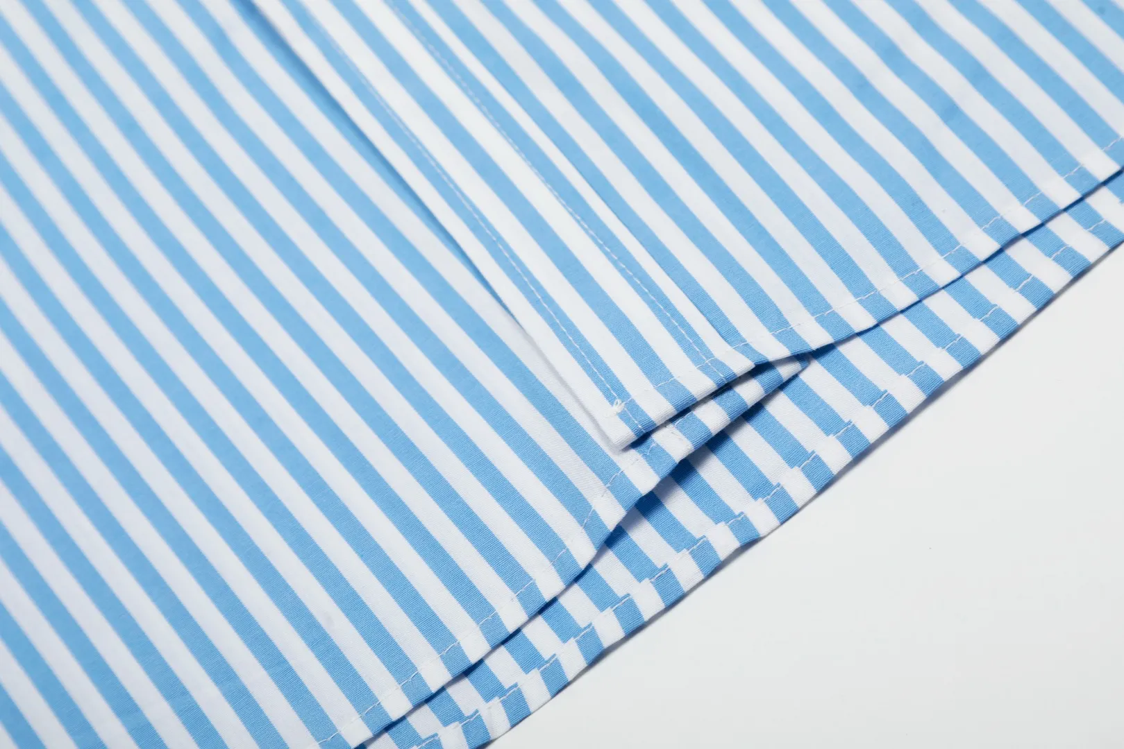 P260 💰 "Top quality" Style number: 8082# [Ralph Lauren classic basic new old money style striped shirt long sleeves] ✅Ralph Lauren Ralph Lauren colorful style old money style cotton poplin striped casual shirt long sleeves ✅Top ceiling quality ZP original development You can compare with the real thing at will ✅100% restored workmanship The entire garment is covered with seams and clean edges Curved triangular bifurcation ✅100% cotton poplin cotton Smooth to the touch Pre-car wash treatment The yarn is tighter ✅Customized dyed original pearlescent white bottom buttons, large and small zoning, vertical phoenix eyelets ✅Special shaped chiffon foil inside the collar door tube, not easy to deform and pull ✅Refreshing colorful striped shirt, salty or sweet, daily travel, extremely high production rate, customized style ✅The upper body looks much better than the real thing, can be worn alone or worn in all seasons, highly recommended for goddesses, size: S-XL, color: red, blue, green